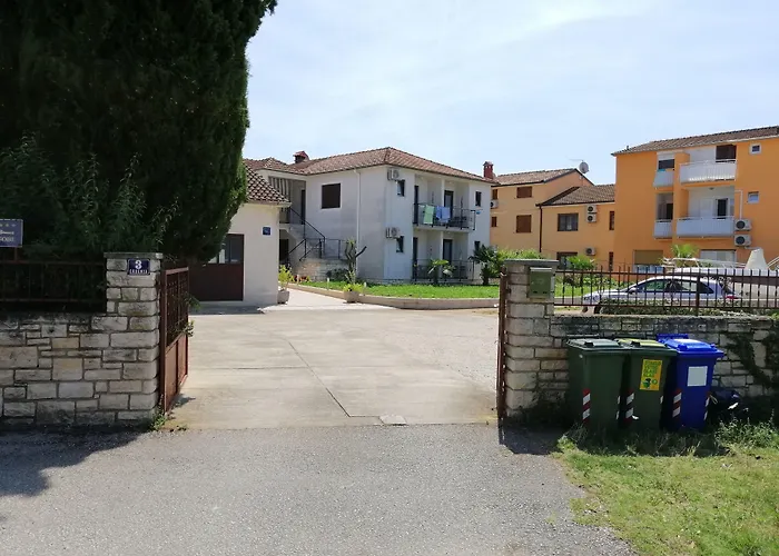 Viktor And Πανσιόν 3*