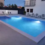 Viktor And 3*